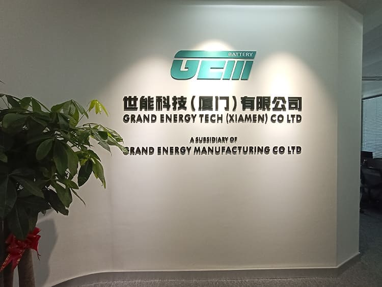 辦公室后臺墻給辦公室的裝修增添了許多色彩，同時也讓辦公室顯得加倍溫馨。
